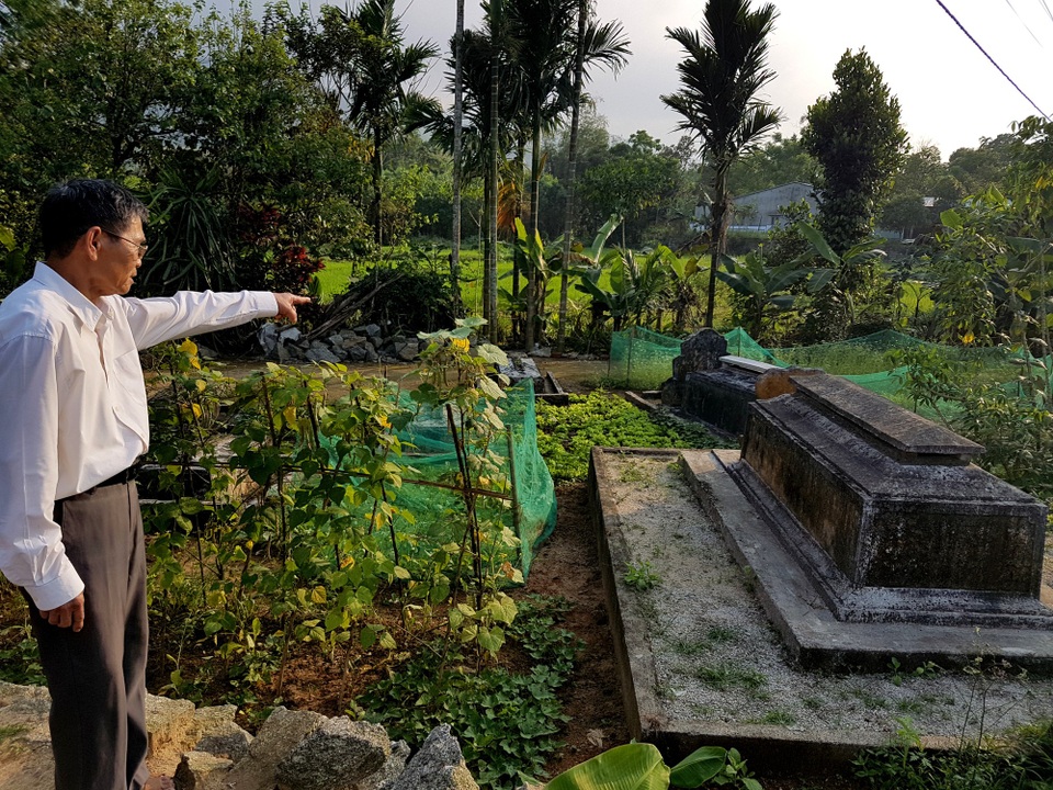 Xẻ khu mộ liệt sĩ để làm đường vào nhà - 5 Con đường chia cắt khu mộ liệt sĩ thành hai phần