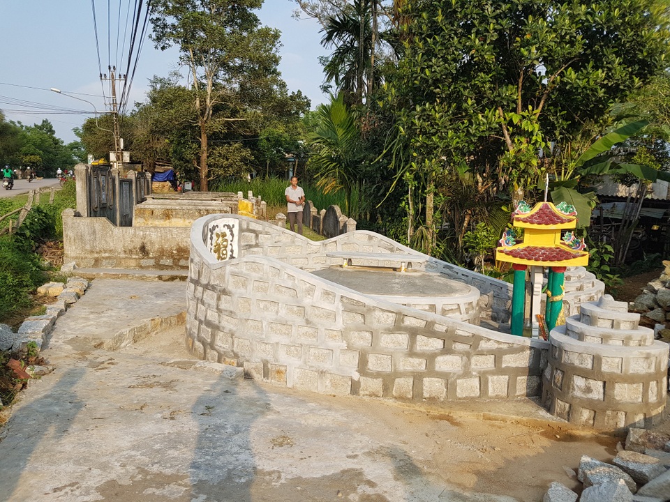 Xẻ khu mộ liệt sĩ để làm đường vào nhà - 4 Xẻ khu mộ liệt sĩ để làm đường vào nhà - 4