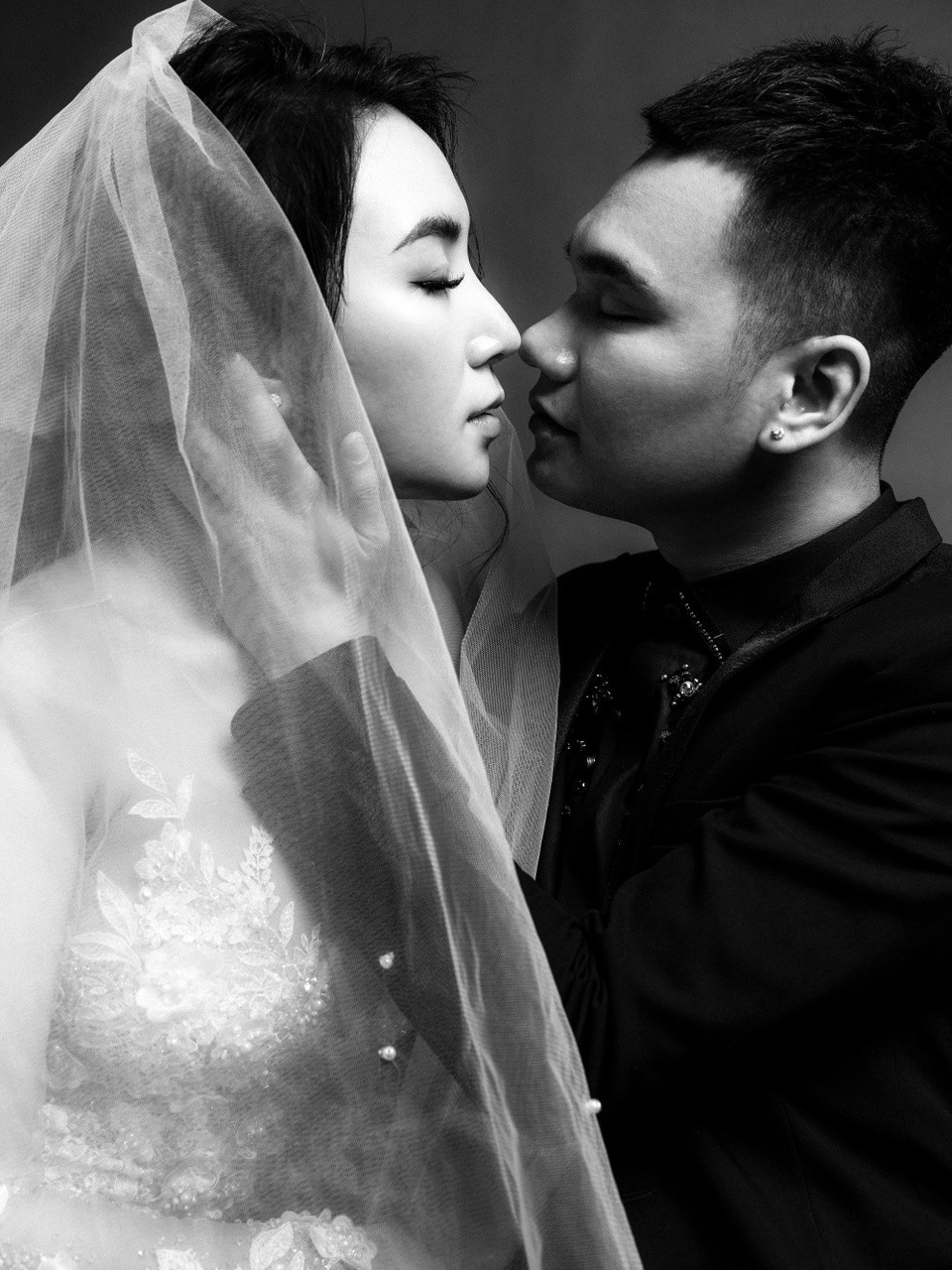 Khắc Việt chạm môi ngọt ngào với DJ 9x trong bộ ảnh cưới đen trắng - 6 Khắc Việt chạm môi ngọt ngào với DJ 9x trong bộ ảnh cưới đen trắng - 6