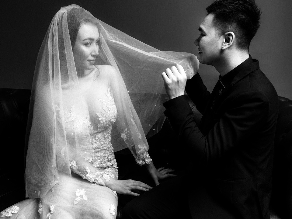 Khắc Việt chạm môi ngọt ngào với DJ 9x trong bộ ảnh cưới đen trắng - 5 Khắc Việt chạm môi ngọt ngào với DJ 9x trong bộ ảnh cưới đen trắng - 5