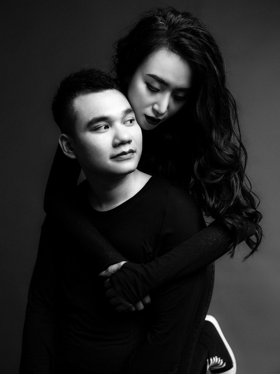 Khắc Việt chạm môi ngọt ngào với DJ 9x trong bộ ảnh cưới đen trắng - 1 Khắc Việt chạm môi ngọt ngào với DJ 9x trong bộ ảnh cưới đen trắng - 1
