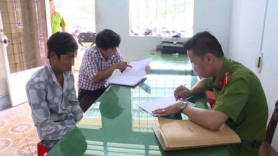 Khởi tố thiếu niên 15 tuổi hiếp dâm bé gái 11 tuổi - 1 Công an hỏi cung đối tượng K. và có sự chứng kiến của Trợ giúp viên pháp lý.