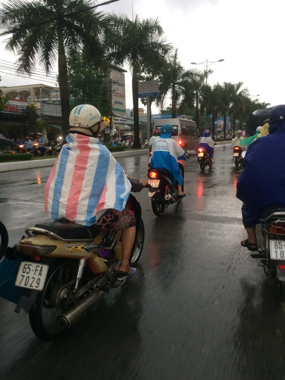 Cần Thơ được giải nhiệt nhờ cơn “mưa vàng” nặng hạt - 2 Cơn mưa bắt đầu từ 15h chiều và kéo dài đến 17h