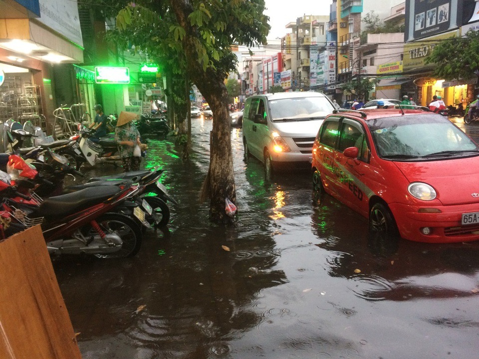 Cần Thơ được giải nhiệt nhờ cơn “mưa vàng” nặng hạt - 5 Đường Lý Tự Trọng, đường Trần Hưng Đạo... có đoạn ngập sâu trên 50cm