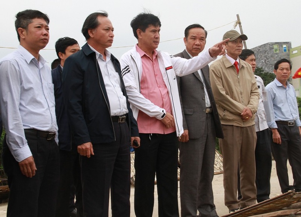 Thanh Hóa chỉ đạo khẩn việc hàng trăm tàu thuyền “phơi xác” trên bờ - 2 Ông Nguyễn Đức Quyền, Phó chủ tịch Thường trực UBND tỉnh Thanh Hóa (người mặc áo khoác đen) chỉ đạo khẩn cấp xử lý luồng lạch cho tàu thuyền của ngư dân ra vào
