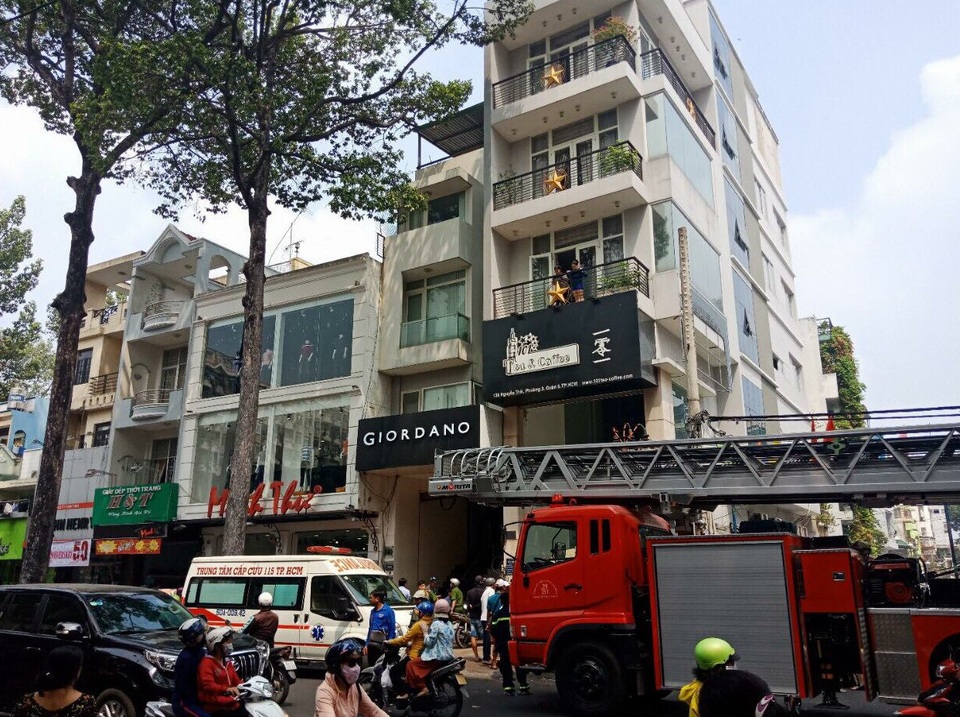 Cảnh sát giải cứu nam thanh niên bị thang máy kẹp cổ - 1