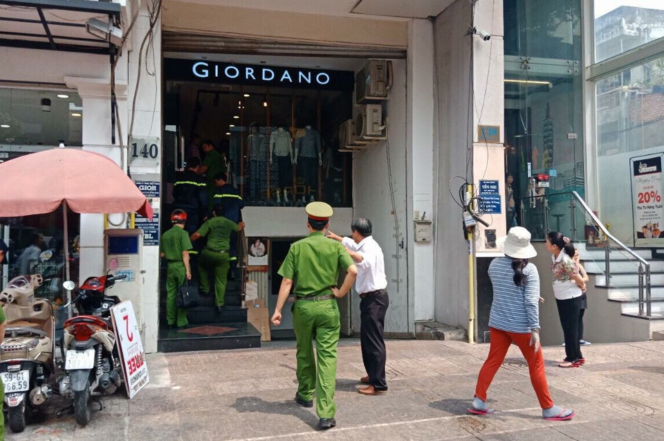 Lực lượng cứu hộ điều động xe thang đến hiện trường để giải cứu nạn nhân bị kẹt