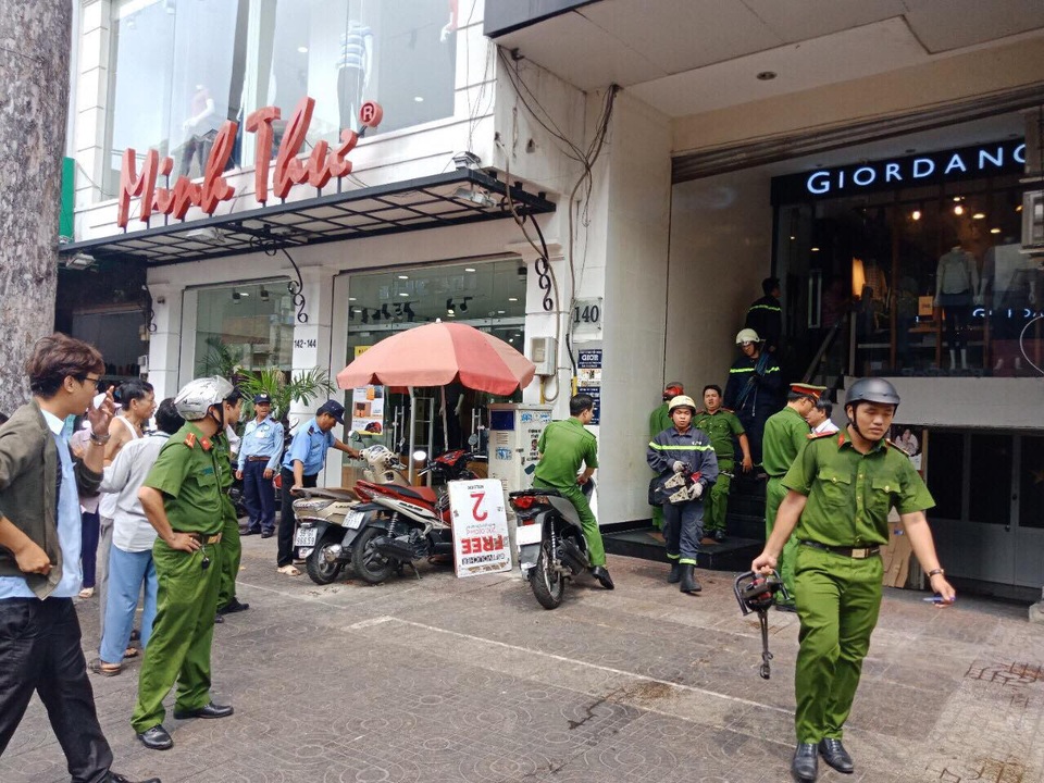 Cảnh sát giải cứu nam thanh niên bị thang máy kẹp cổ - 2