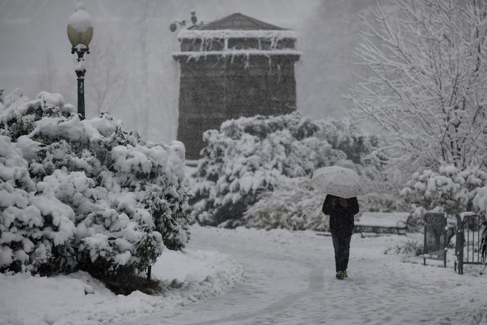 Khu vực bên ngoài Đồi Capitol, trụ sở Quốc hội Mỹ, ở Washington chìm trong màu trắng của tuyết.