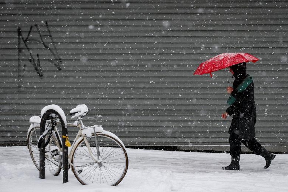 Tại New York, cảnh sát cho biết một vụ tai nạn xe tải đã xảy ra do đường trơn trượt khiến một phụ nữ thiệt mạng và 5 người khác bị thường. Trong ảnh: Tuyết rơi trên đường phố Brooklyn.