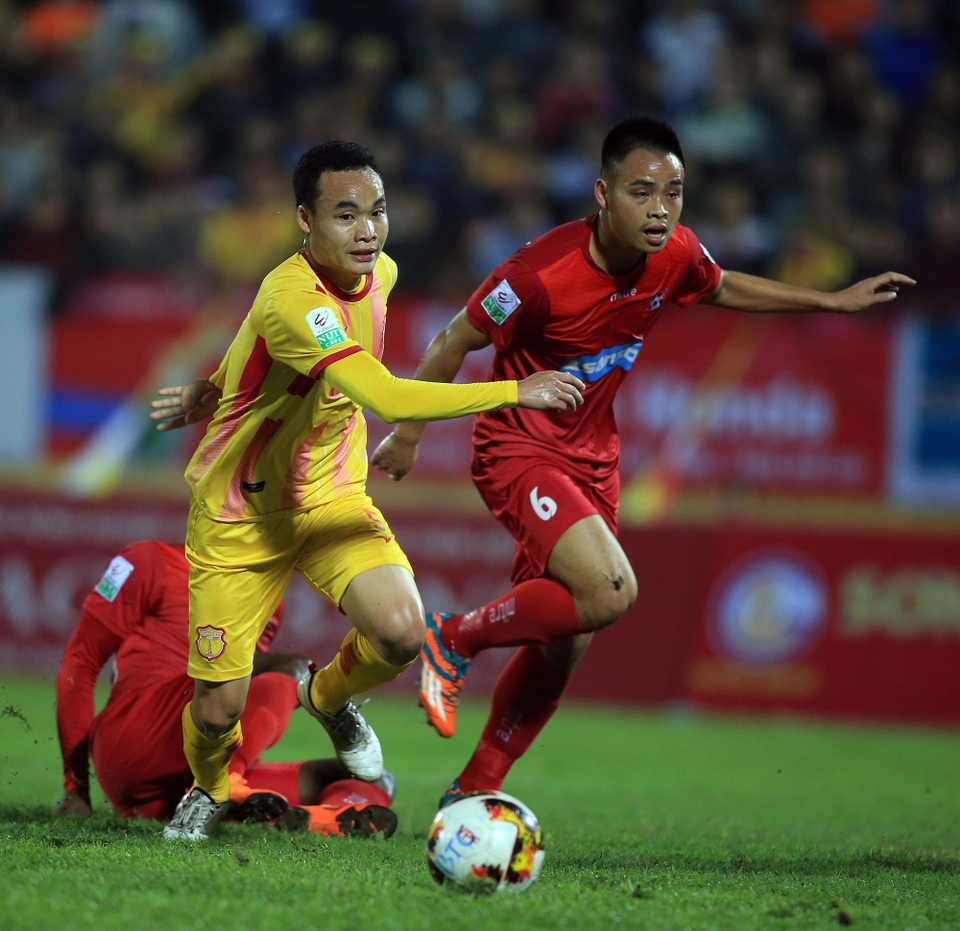 
Nam Định (vàng) chưa thể có được chiến thắng trên sân nhà - Ảnh: Gia Hưng
