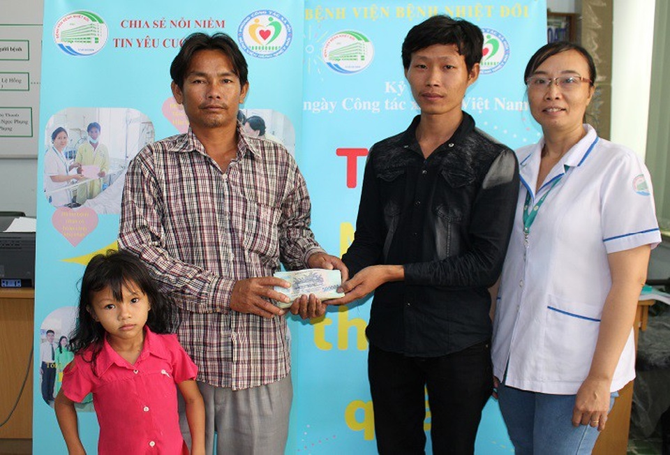 Hơn 167 triệu đồng đến với người mẹ bị viêm não Nhật Bản - 2 Anh Nghi trích 67 triệu đồng chia sẻ may mắn với những người đồng cảnh ngộ