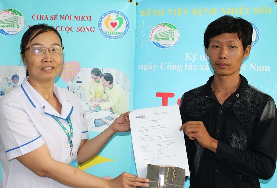 Hơn 167 triệu đồng đến với người mẹ bị viêm não Nhật Bản - 1 Đại diện bệnh viện trao 167.680.000 đồng bạn đọc hỗ trợ gia đình