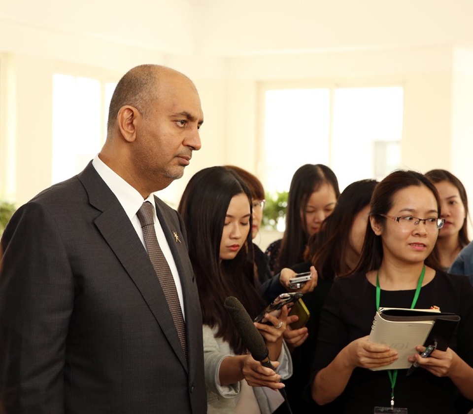 Bộ trưởng Oman đề xuất mở tuyến đường biển trực tiếp với Việt Nam - 1
Bộ trưởng Thương mại và công nghiệp Oman Ali Masoud Al Sunaidy trả lời phỏng vấn báo chí bên lề tọa đàm