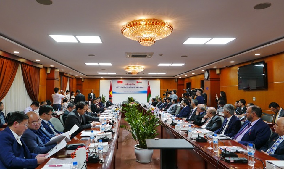 Bộ trưởng Oman đề xuất mở tuyến đường biển trực tiếp với Việt Nam - 2
Đông đảo doanh nghiệp hai nước tham gia buổi tọa đàm