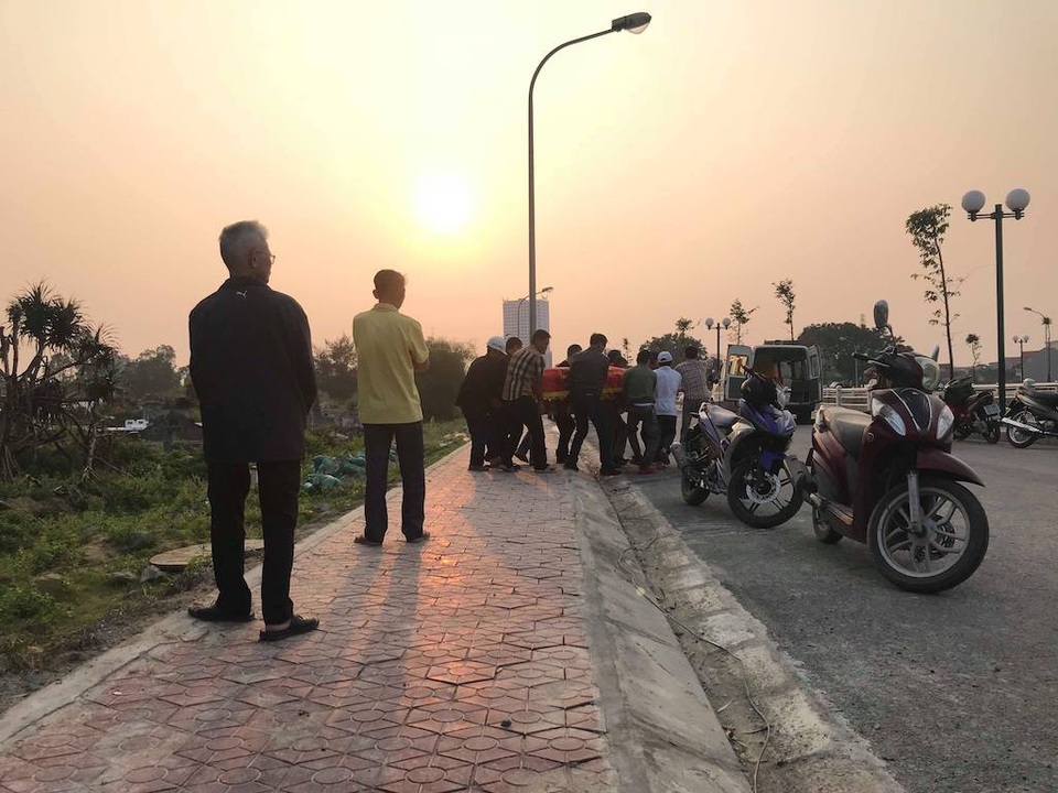 Nghi án người đàn ông bị sát hại ở công viên bỏ hoang - 4 Người thân đưa nạn nhân về mai táng.