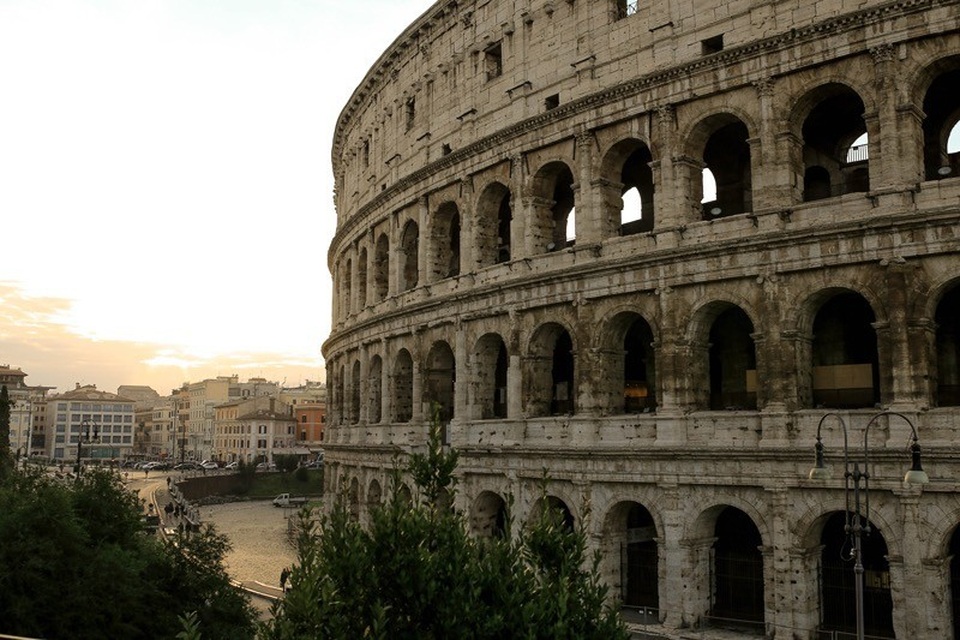 "Chếnh choáng" trong vẻ đẹp quyến rũ của thành Rome - 1
Đấu trường La Mã Colosseum sừng sững trong nắng sớm: Một sân vận động 50.000 chỗ ngồi. Một công trình kiến trúc kỳ diệu 2.000 năm tuổi. Đây là nơi các ngôi sao chiến binh xuất hiện. Là nơi những cuộc đời đẫm máu chấm dứt, nơi vinh quang của thành Rome hiển lộ và cũng là nơi trái tim tàn bạo của nó hiện ra.