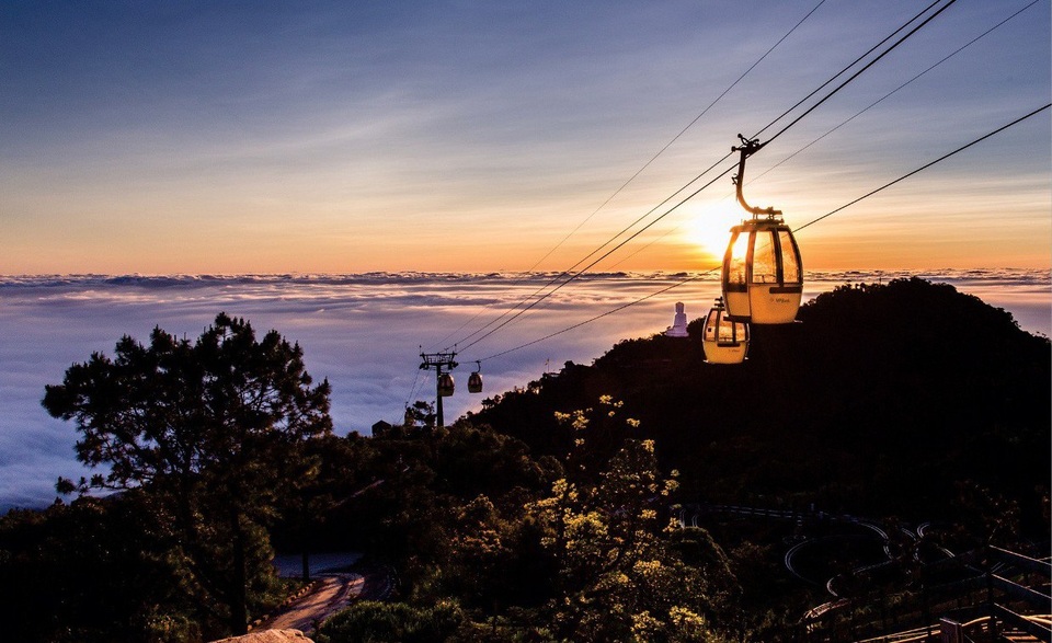 
Diễn ra từ ngày 13/3, chương trình “Tháng ba tri ân” của Sun World Ba Na Hills là lời cảm ơn người dân Quảng Nam - Đà Nẵng đã đồng hành cùng sự phát triển của khu du lịch trong suốt thời gian hơn 10 năm qua. Với mức vé ưu đãi chưa từng có, chỉ 200.000 đồng/người lớn, 150.000 đồng/trẻ em, chương trình đã thực hiện hóa ước mơ được đặt chân tới đỉnh Núi Chúa lãng mạn và huyền bí của ngàn người dân Quảng Nam - Đà Nẵng.
