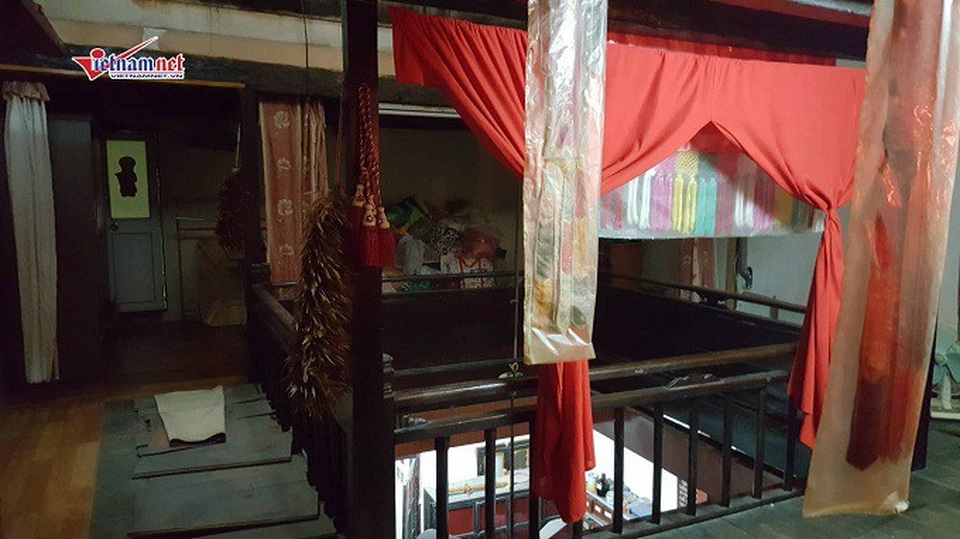 Tầng 2 cũng là không gian được dùng để thờ cúng. Nếu như ở tầng 1 là bàn thờ gia tiên thì ở đây gia chủ bố trí một bàn thờ Phật.