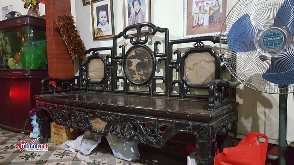 Cũng như chiếc sập gụ, tràng kỷ mọi vật dụng trong ngôi nhà đều được gia đình ông Quế nâng niu, giữ gìn.