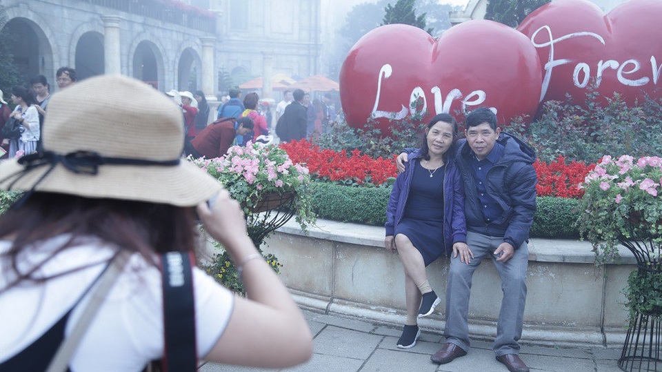 Bác Nguyễn Thượng, một cựu chiến binh Quảng Nam, lần đầu tiên tận mắt chiêm ngưỡng sự đổi thay của khu vực nổi tiếng từ thời Pháp thuộc, không giấu nổi xúc động: “Tôi biết đến Bà Nà khi còn là một người lính, Bà Nà lúc đó là chốn nghỉ ngơi của binh lính Pháp, sau chiến tranh thì Bà Nà bị bỏ hoang. Tôi rất mong có ngày được đặt chân đến Bà Nà hiện đại nhưng chưa có điều kiện. Nhờ chương trình mà ước mơ của tôi đã thành hiện thực, Bà Nà giờ đẹp quá, hơn cả trong tưởng tượng”.