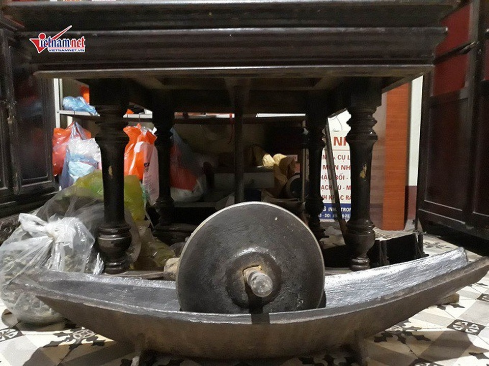 Dụng cụ nghiền thuốc từ thời cụ ông Quế để lại.