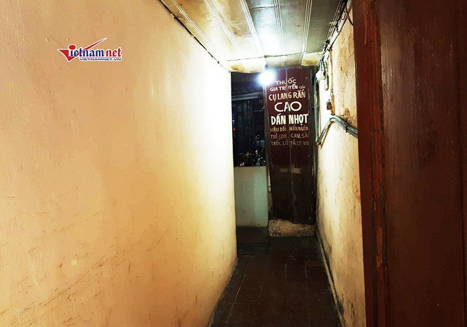 Lối vào ngôi nhà cổ của gia đình ông Quế.