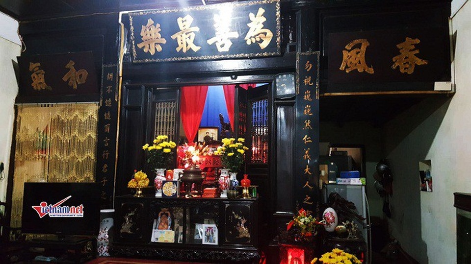 Người xây dựng ngôi nhà là kỵ của ông Quế (thường gọi là thầy lang rắn) gốc ở Hưng Yên lên Hà Nội hành nghề y. Ngôi nhà vừa là nơi ở đồng thời là cửa hàng bán thuốc bắc, bắt mạch, bốc thuốc. Ngoài hành nghề ở Hà Nội, thầy lang họ Phó còn đi khắp các tỉnh thành bán thuốc và được mời vào kinh chữa bệnh cho tầng lớp quan lại.