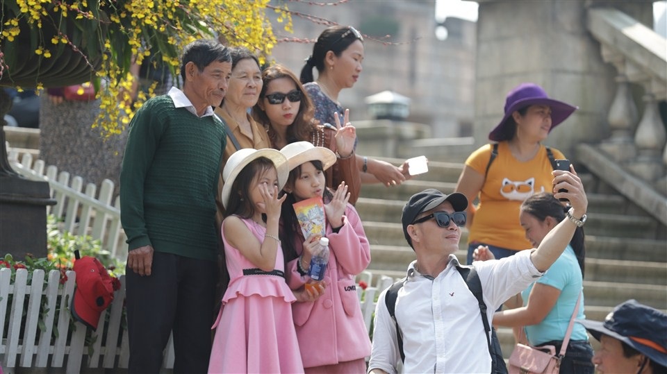 Chị Ngọc Lan, một tiểu thương chợ Cồn (Đà Nẵng) đã nhanh chóng mua 12 vé cho cả đại gia đình đến vui chơi ngày cuối tuần. Chị hồ hởi chia sẻ “ Hơn 2 triệu là tôi đã đưa được cả con cái, bố mẹ và cả mấy đứa cháu đến Khu du lịch nổi tiếng này rồi. Bố mẹ tôi thích mê lâu đài Pháp, tụi trẻ con thì thỏa thích chụp ảnh rồi trải nghiệm trò chơi, tôi thì tranh thủ ngắm nghía các loài hoa lạ nơi đây. Cảm ơn chương trình đã cho gia đình tôi cơ hội được vui như thế này”.