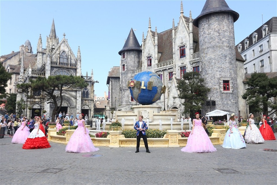 Rất nhiều người như chị Ngọc Lan, đã tranh thủ cơ hội hiếm hoi này để thết đãi gia đình một chuyến nghỉ ngơi cuối tuần ý nghĩa, với những trải nghiệm miền tiên cảnh đẹp như mơ, vui đã đời với các trò chơi, hòa vào không khí rộn rã của carnival đường phố đều đặn mỗi ngày vào hai khung giờ 10h30 và 13h30 tại khu vưc Làng Pháp.