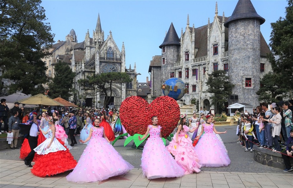 Khỏi nói trẻ con phấn khích ra sao khi được mục sở thị các “công chúa, hoàng tử, cô tiên ” do các vũ công châu Âu hóa thân. Nhún nhảy theo giai điệu chất ngất giữa khung cảnh đẹp như mơ trong tiết trời đầu hè rực rỡ, du khách nhí Nhật Hà (Quảng Nam) thốt lên: “Chưa bao giờ được thấy cô tiên nào đẹp đến thế, cháu còn được đi tàu hỏa và cả máng trượt nữa. Cháu thích lắm.”