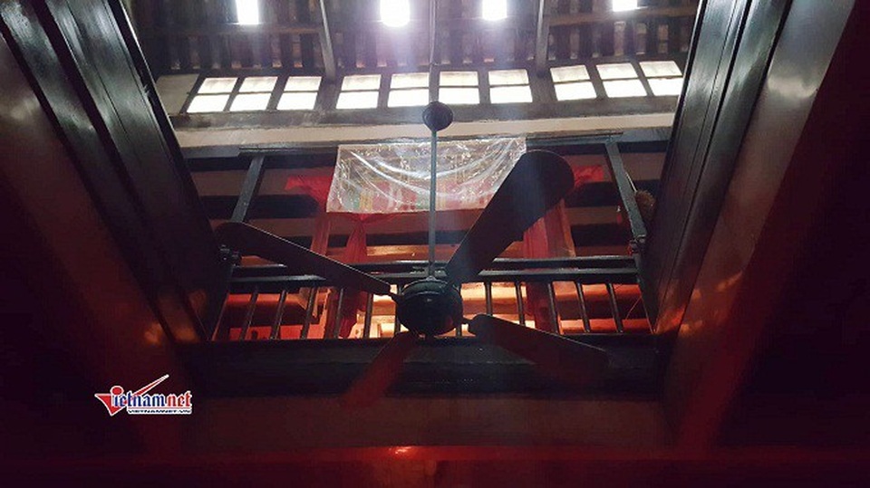 Mọi kết cấu về kiến trúc, vật liệu xây dựng hoàn toàn bằng gỗ và những đồ vật sinh hoạt đều được giữ nguyên trạng.