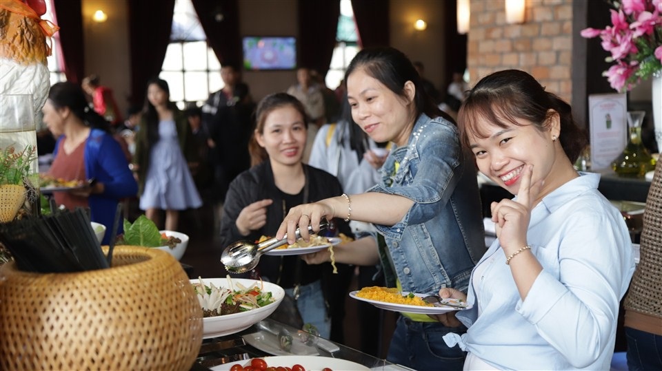 Những nhóm bạn trẻ cũng không bỏ lỡ cơ hội rủ nhau check in mệt nghỉ và phấn khích khám phá thế giới ẩm thực phong phú với nhiều món ăn có giá đặc biệt như gà, phở, bún hay buffet phong cách Á, Âu tại nhà hàng La Lavender với ưu đãi tới 20%...