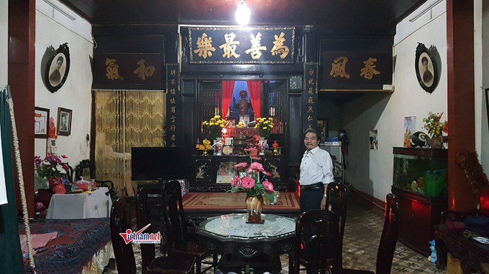 Có thể thấy toàn bộ đồ dùng trong nhà từ bộ bàn ghế, tủ kệ, đến chiếc giường nằm, bộ cánh cửa gian thờ đều được làm từ gỗ, được chạm khắc tinh xảo. Chúng đều có tuổi đời tương đương với ngôi nhà này.