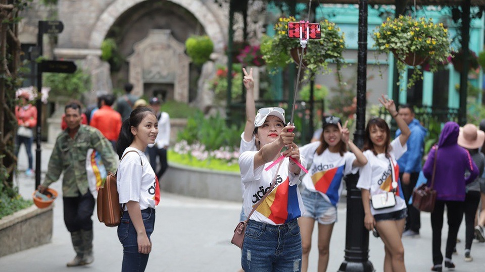 Không khí ở Bà Nà suốt từ đầu chương trình tới bây giờ chưa khi nào thôi náo nhiệt, mê say. Những vị khách đặc biệt của chương trình, là người dân Quảng Nam- Đà Nẵng thì không giấu nổi sự háo hức. Du khách phương xa dường như cũng bị cuốn theo không khí ấy, hồ hởi và khấn khích không ngừng. Còn những người làm du lịch ở Bà Nà Hills thì chưa bao giờ thấy vui đến thế, khi thấy mình đang đem đến những niềm vui cho du khách, khi món quà ý nghĩa của mình được người dân Quảng Nam Đà Nẵng đón nhận bằng cả tấm lòng.