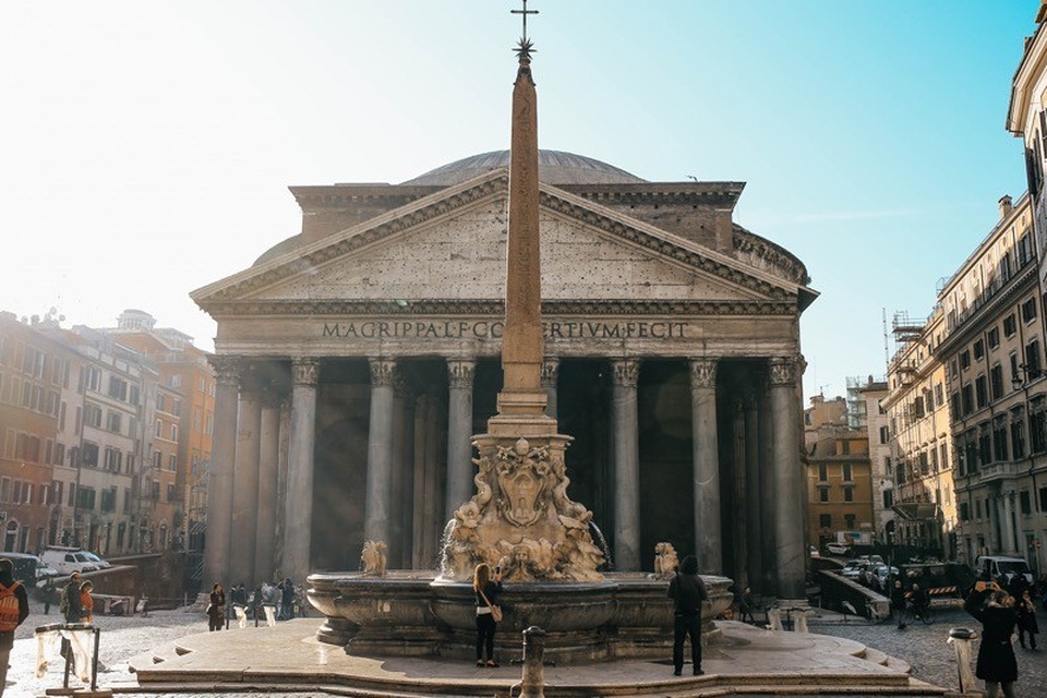 "Chếnh choáng" trong vẻ đẹp quyến rũ của thành Rome - 8 Với thiết kế tuyệt vời, đền Pantheon xứng đáng là đỉnh cao của tư duy kỹ thuật thời La Mã cổ đại.