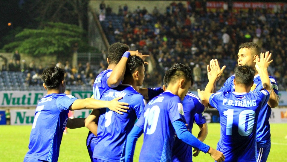 Bùi Tiến Dũng để thủng lưới, Thanh Hóa thua trên sân Quảng Nam - 1
Các cầu thủ Quảng Nam ăn mừng bàn thắng của Hà Minh Tuấn.