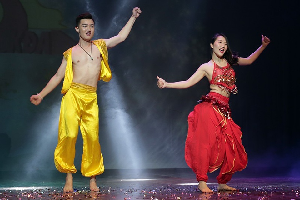 Nam sinh trường Sân khấu Điện ảnh dùng lửa vẽ tranh - 10 Nguyễn Vũ Quang Dũng và Nguyễn Thị Tuyết đến từ khoa Kịch hát dân tộc khoe vẻ khỏe khoắn, quyến rũ qua điệu múa Ấn Độ đầy năng lượng Marjari.