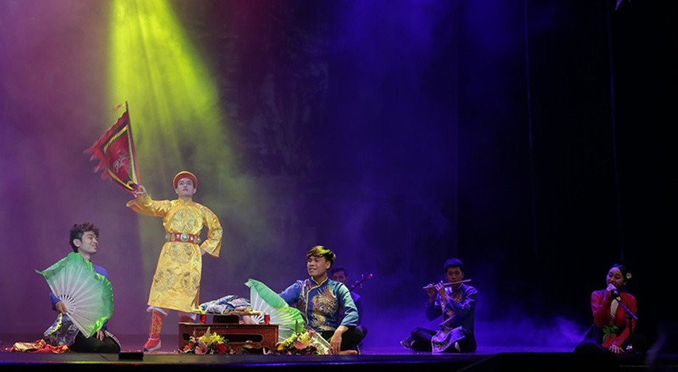 Nam sinh trường Sân khấu Điện ảnh dùng lửa vẽ tranh - 11 Khép lại buổi thi, cặp đôi Chu Sơn Tùng (khoa Điện Ảnh) và Nguyễn Thị Thu Huệ (khoa Kịch hát dân tộc) thể hiện tài năng hát hầu đồng đậm màu sắc truyền thống.
