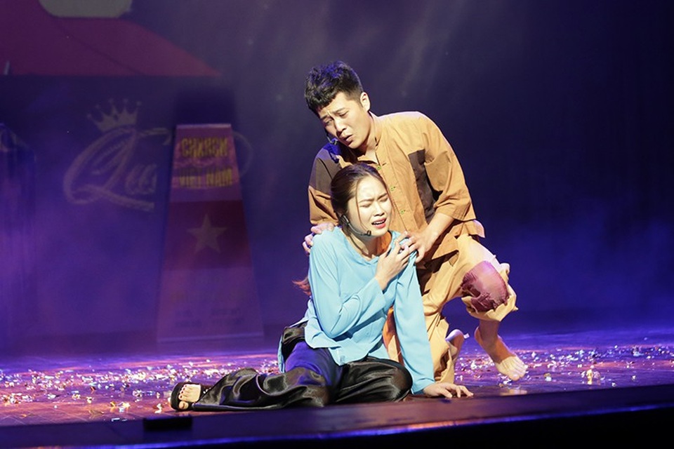 Nam sinh trường Sân khấu Điện ảnh dùng lửa vẽ tranh - 5 Cặp đôi Phạm Tuấn Anh và Hoàng Thị Mây đến từ khoa Kịch hát dân tộc lựa chọn dòng nhạc bolero để khoe giọng hát của mình