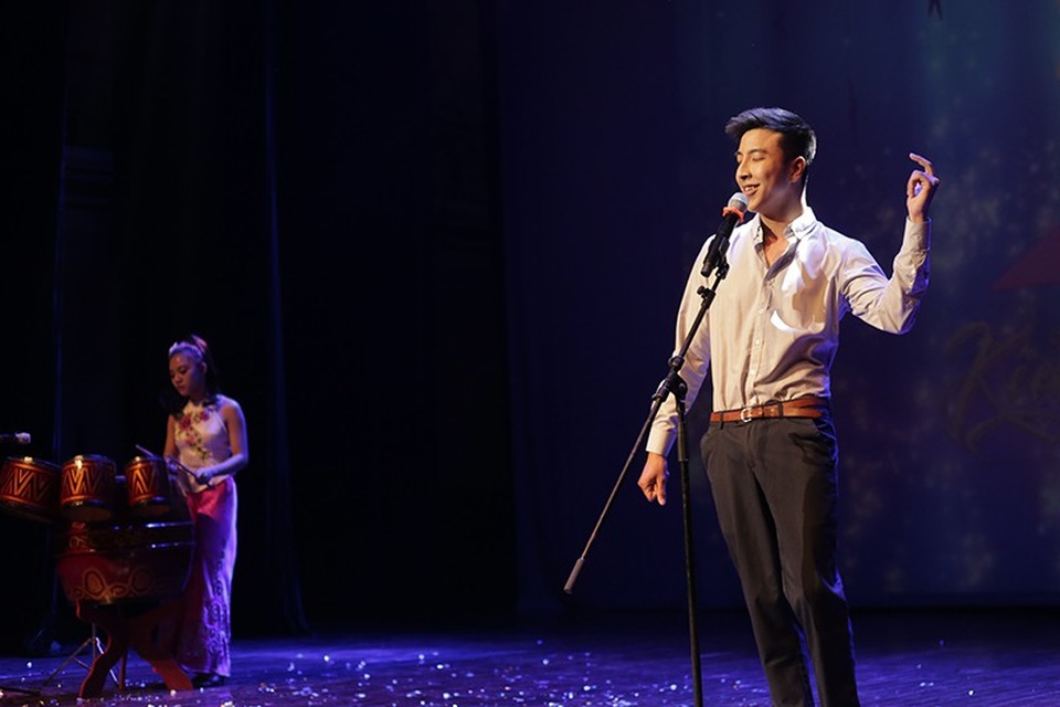 Nam sinh trường Sân khấu Điện ảnh dùng lửa vẽ tranh - 9 Cặp đôi Đỗ Quốc Hưng (khoa Truyền hình) và Lương Hà Trang (Học viện Âm nhạc quốc gia) làm mới ca khúc hit Người hãy quên anh đi (Mỹ Tâm) với guitar acoustic và trống hội dân tộc.