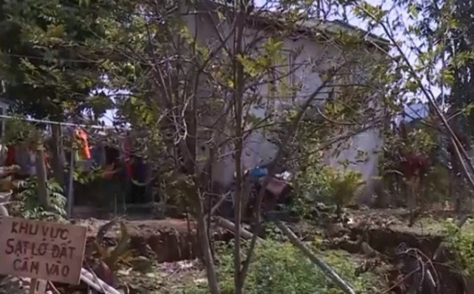 Xuất hiện “hố tử thần” ngay sát móng nhà dân - 2 Chính quyền địa phương và gia đình tổ chức cắm biển cảnh báo nguy hiểm
