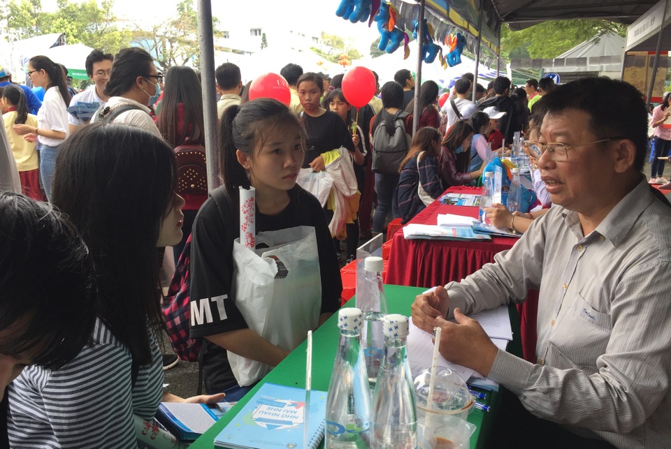 Băn khoăn chuyện tuyển sinh khối C vào ngành Kế toán, Công nghệ thông tin - 1 Các thí sinh tìm hiểu về thông tin tuyển sinh trong năm 2018 trong một ngày hội tuyển sinh tổ chức tại TPHCM