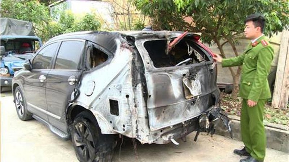 Mua xăng đốt nhà hàng xóm vì mâu thuẫn cá nhân - 1 Chiếc xe ô tô hiệu Honda CRV bị cháy rụi phần đuôi xe trong vụ hỏa hoạn mà Cự gây ra (ảnh: Công an Thái Bình)