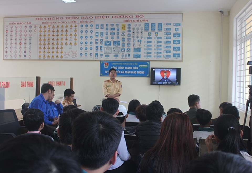 Hàng chục đối tượng vi phạm luật giao thông là các thanh thiếu niên, học sinh, sinh viên được mời đến nơi xử lý để nghe các chiến sĩ CSGT tuyên truyền, giáo dục.