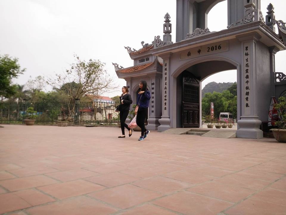 Ngôi chùa cầu duyên hơn 1.000 năm nổi tiếng ở cố đô Hoa Lư - 8 Các bạn trẻ đến chùa cầu duyên