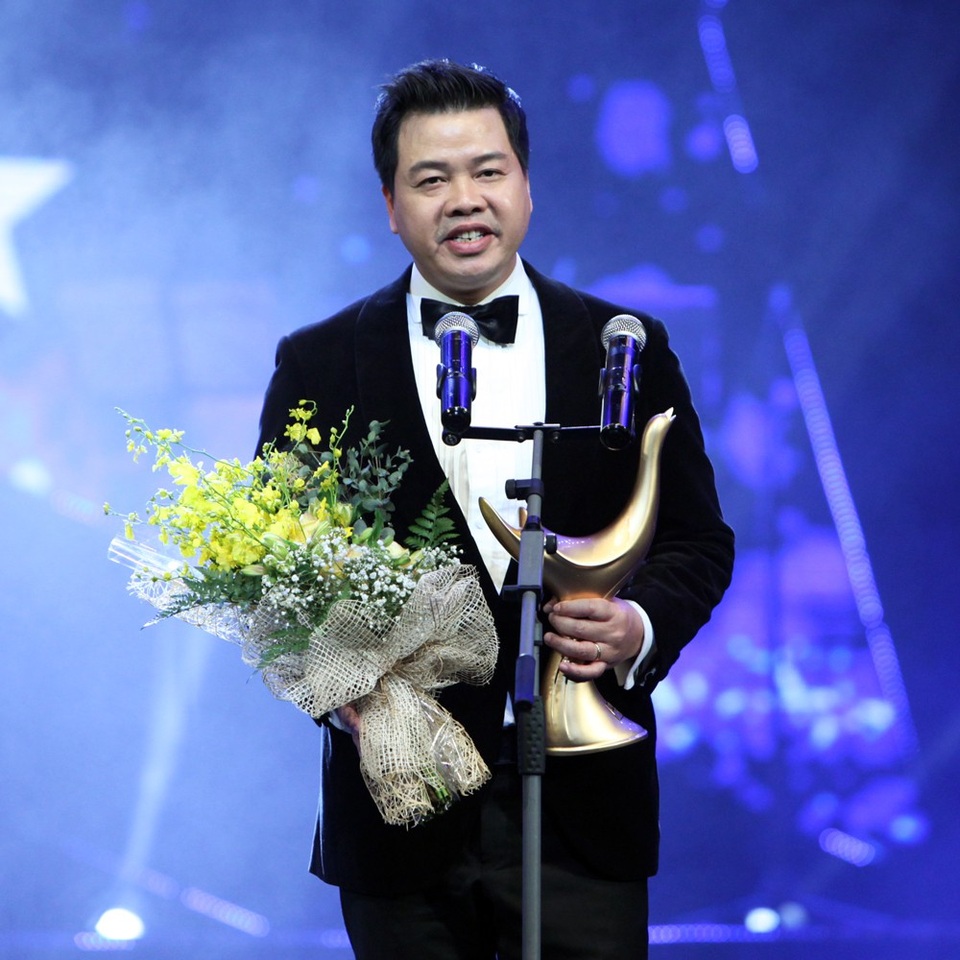 Mỹ Tâm giành cú đúp Ca sĩ của năm và Album của năm - 5
Đăng Dương xúc động nói lời cảm ơn khi nhận giải Chương trình của năm.