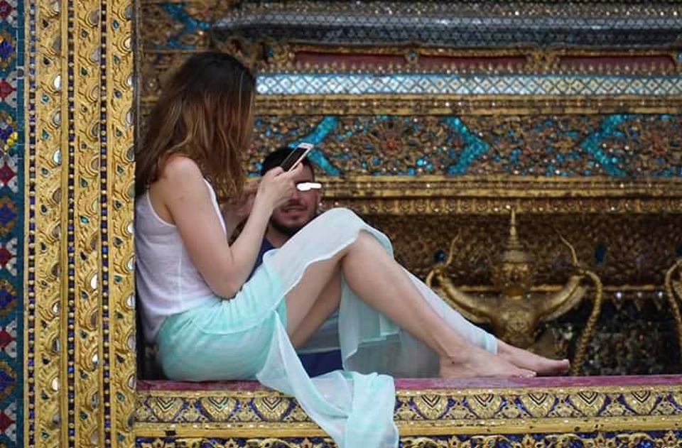 Nữ du khách bị phản đối dữ dội vì mặc đồ mỏng tang, tạo dáng phản cảm trong chùa - 2 Hình ảnh này khiến người dân Thái phẫn nộ