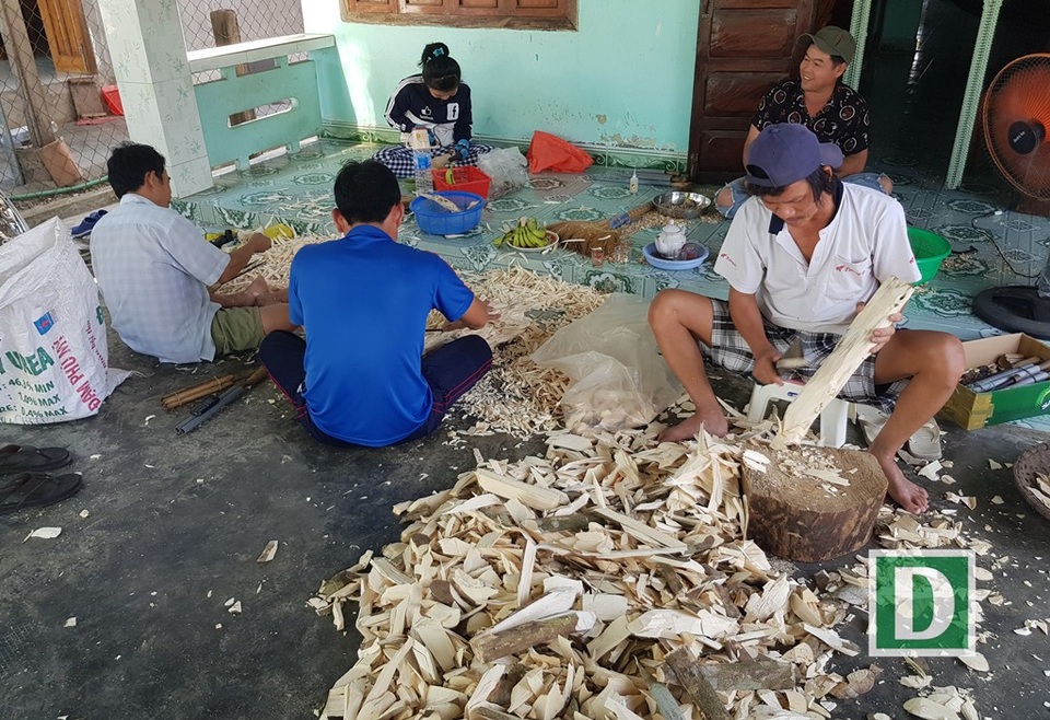 Kỳ lạ nghề moi ruột cây tìm “vàng” ở xứ trầm hương - 5 Người dân xứ trầm Vạn Ninh tất bật cắt tỉa, soi trầm