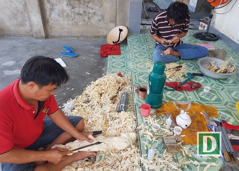 Kỳ lạ nghề moi ruột cây tìm “vàng” ở xứ trầm hương - 11 Thay vì vào rừng đi tìm trầm hương thì nay nhiều người ở Khánh Hòa chọn nghề soi trầm và có thu nhập khá